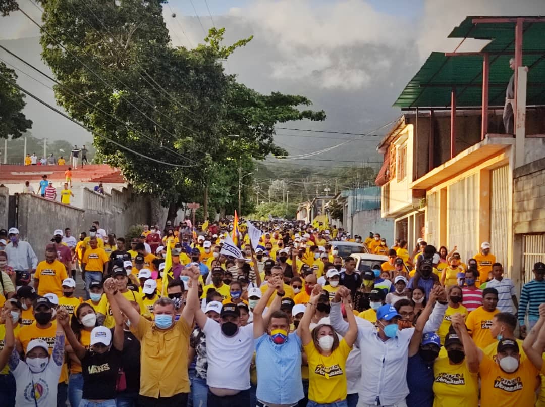 LuisParraVe's tweet photo. En esta  cruzada histórica por la Renovación y el Cambio, caminamos por la  Urbanización Rafael Caldera, Piedra Grande, Ruiz Pineda, Las Madres, La Ceiba, Corocito, Carlos Bonilla y Alegría, en el municipio Independencia. No te acostumbres a lo malo Yaracuy.
 #LoBuenoVieneYa https://t.co/gaXH33T96j