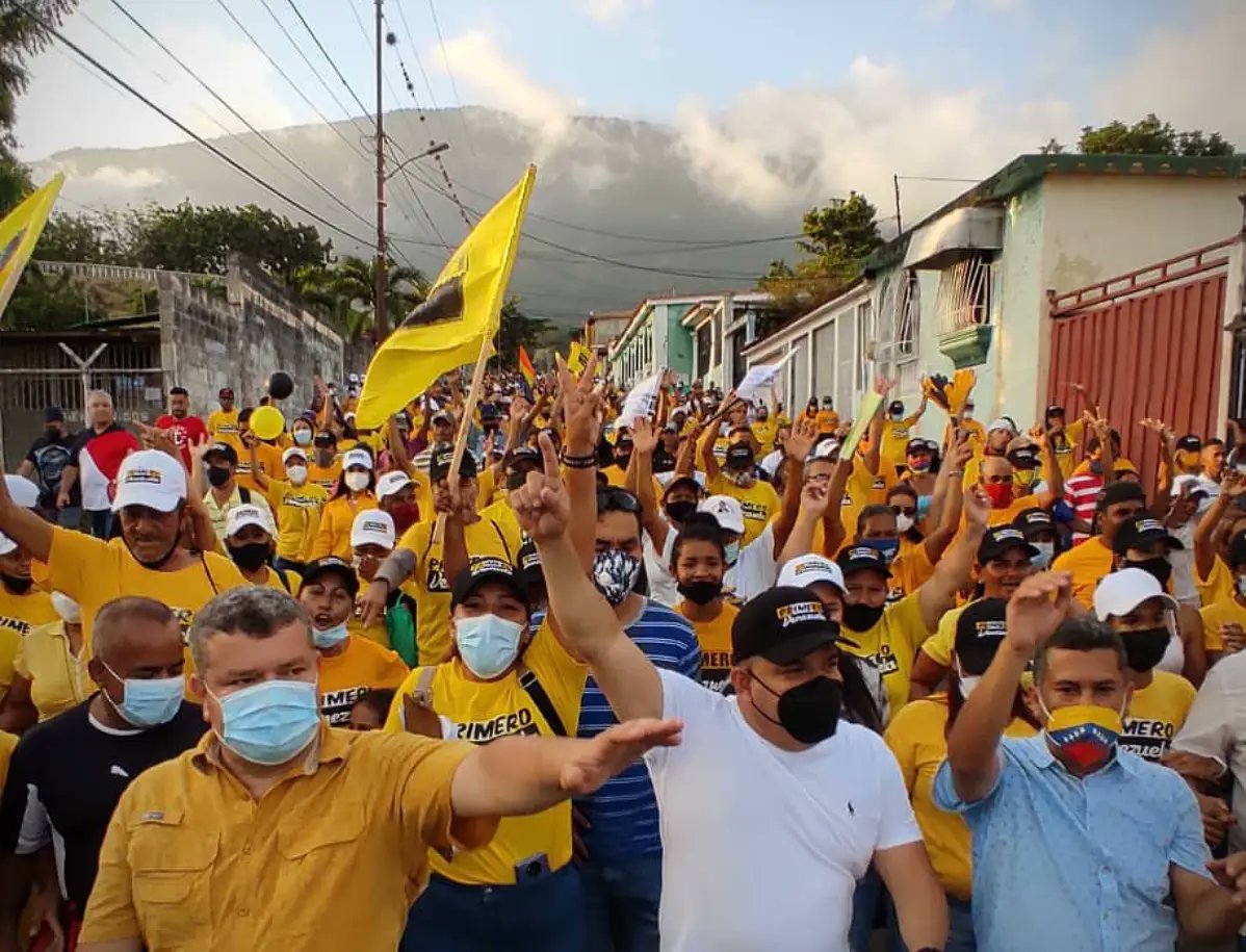 LuisParraVe's tweet photo. En esta  cruzada histórica por la Renovación y el Cambio, caminamos por la  Urbanización Rafael Caldera, Piedra Grande, Ruiz Pineda, Las Madres, La Ceiba, Corocito, Carlos Bonilla y Alegría, en el municipio Independencia. No te acostumbres a lo malo Yaracuy.
 #LoBuenoVieneYa https://t.co/gaXH33T96j