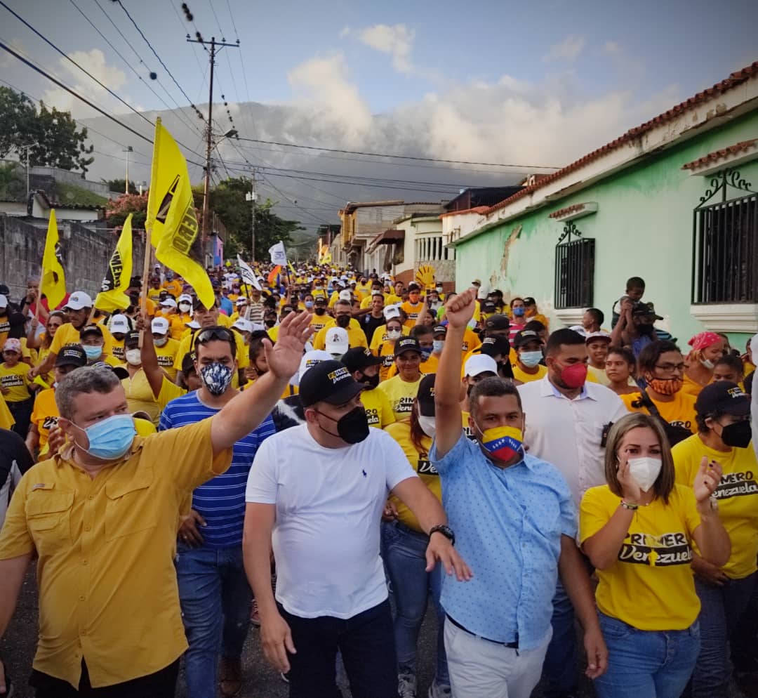 LuisParraVe's tweet photo. En esta  cruzada histórica por la Renovación y el Cambio, caminamos por la  Urbanización Rafael Caldera, Piedra Grande, Ruiz Pineda, Las Madres, La Ceiba, Corocito, Carlos Bonilla y Alegría, en el municipio Independencia. No te acostumbres a lo malo Yaracuy.
 #LoBuenoVieneYa https://t.co/gaXH33T96j