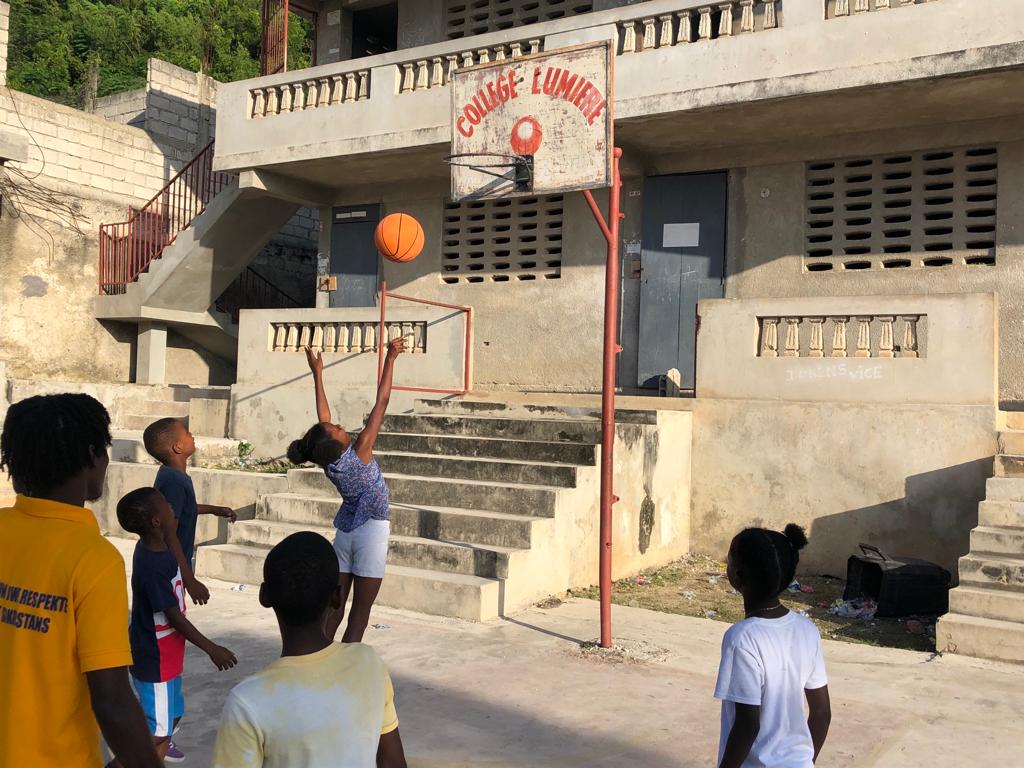 fondZanmiTimoun's tweet photo. Activités ludiques et récréatives avec les enfants des Espaces Amis des Enfants ( #EAE ) de la Fondation "Zanmi Timoun" dans les communes de la Région des Nippes.
En collaboration avec:
#Unicef #IBESR #BPM #DPC #MCFDF
👉: https://t.co/dV911QMjt2 https://t.co/jOx6dAAPSh
