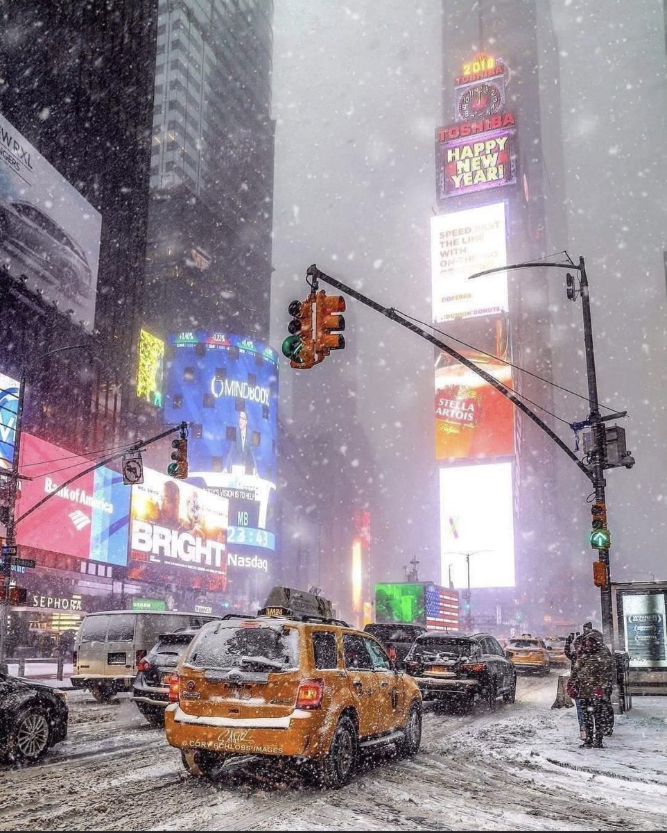 barndominium_us's tweet photo. Christmas time in New York City. https://t.co/sk2bMV9sDy