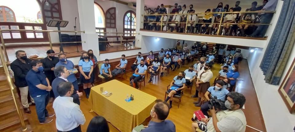 Este mediodía, en el marco del programa “Conociendo mi Provincia”, recibí en Casa de Gobierno a los alumnos del Colegio Secundario “Mecio Osvaldo Lagazzi” de la localidad de Sol de Julio  y del Colegio Agrotécnico n° 7 de Bandera Bajada.    
Muchas gracias por la grata visita!!!