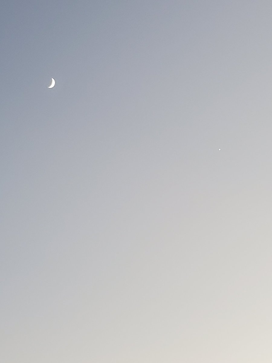 CCarranzaEDU's tweet photo. @drbecky_ #toenailmoon with Venus and then with Jupiter. I'm getting better at recognizing them. I never had before; thank you! ❤ 🧡 💛 💚 💙 💜 😀 😃 🙂 🙃 😊 😇 https://t.co/TRiSrBa00A