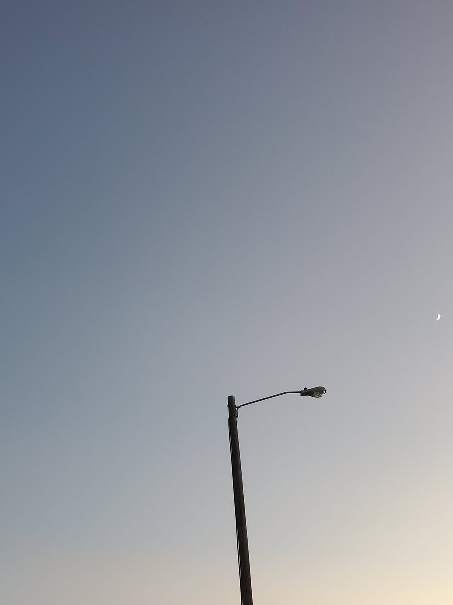 CCarranzaEDU's tweet photo. @drbecky_ #toenailmoon with Venus and then with Jupiter. I'm getting better at recognizing them. I never had before; thank you! ❤ 🧡 💛 💚 💙 💜 😀 😃 🙂 🙃 😊 😇 https://t.co/TRiSrBa00A