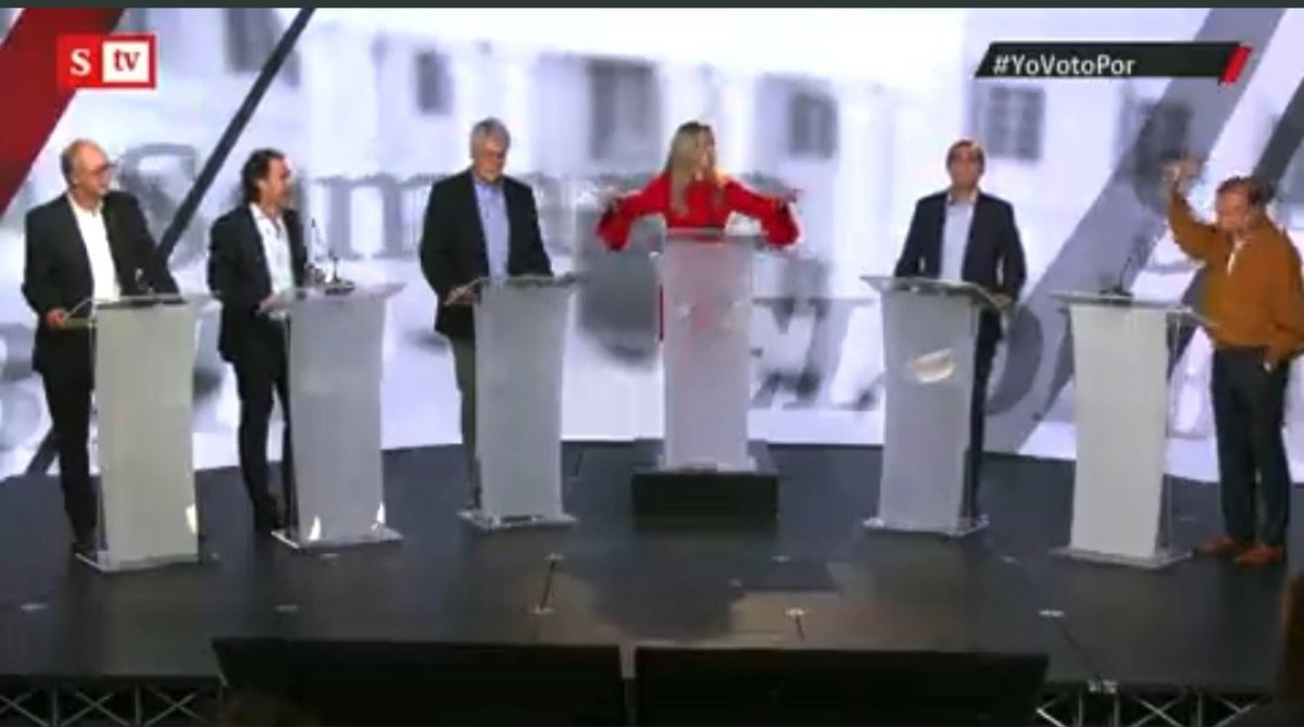 flamihup's tweet photo. Hacer un debate de candidatos presidenciales sin invitar al que lidera las encuestas, es como hacer una feria de las flores sin silleteros #ElUribismoTieneMiedo #EnColombiaNoTermina #YoVotoPor https://t.co/33Efttv8di