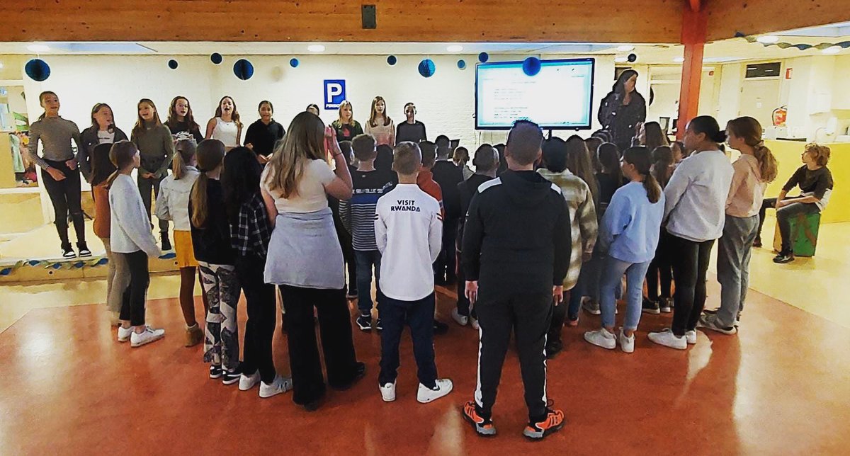 De Knotkids zijn flink aan het oefenen om a.s. zaterdag hun muzikale talenten te vertonen bij de Sintintocht in de haven! 
Meester André, die al 32 jaar de muzikale begeleiding doet, zal dit jaar voor het laatst vanuit OBS De Knotwilg erbij zijn. #respect #pensioen #bedankt