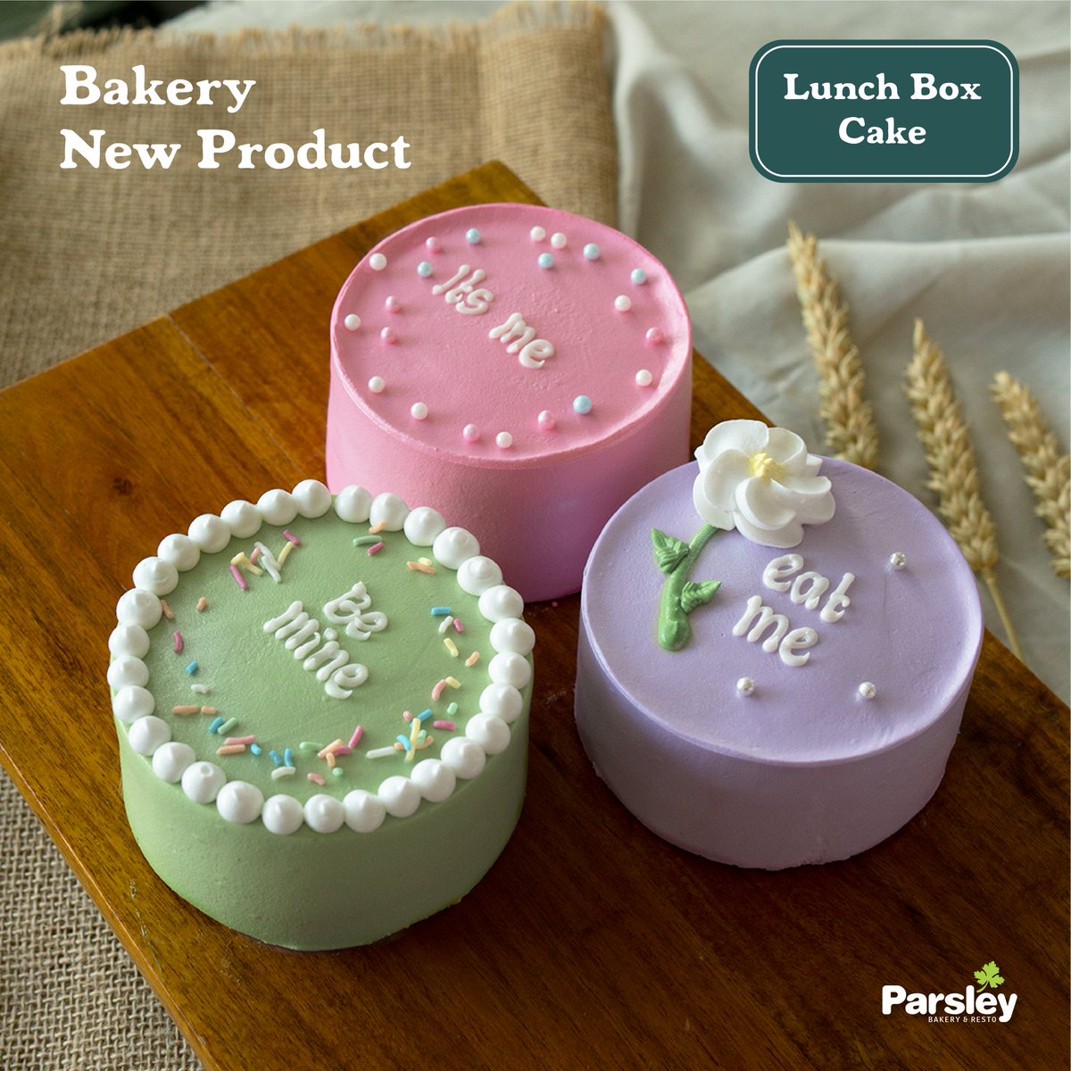 kenalan dulu yuk sama salah produk terbaru dari Parsley, Lunch Box Cake!Vanilla cake yang berpadu dengan tekstur lembut serta hiasan cantik di toppingnya, produk terbaru kami tentu saja dapat menjadi teman baru di setiap momen spesial mu hanya dengan 55k.#parsleyjogja