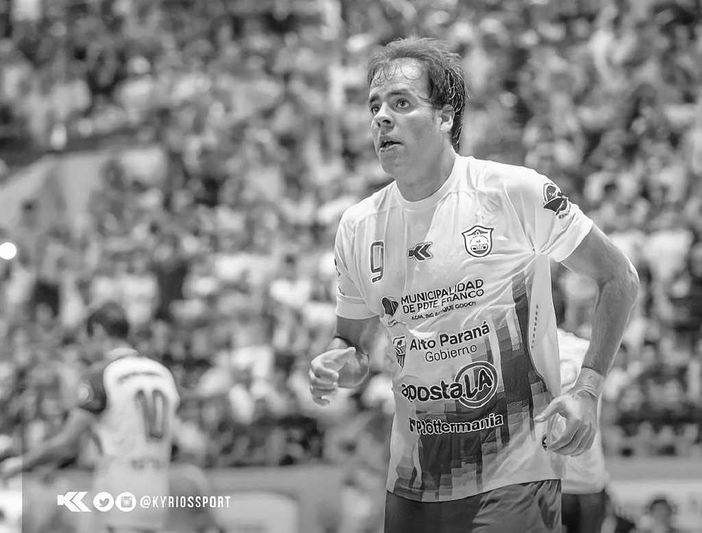SrFutbolPy's tweet photo. Triste noticia. Lastimosamente, nos acaba de dejar uno de los máximos exponentes del salonismo paraguayo.

QEPD, Darío Herrera. ⚫ https://t.co/1MOPqb3uPN