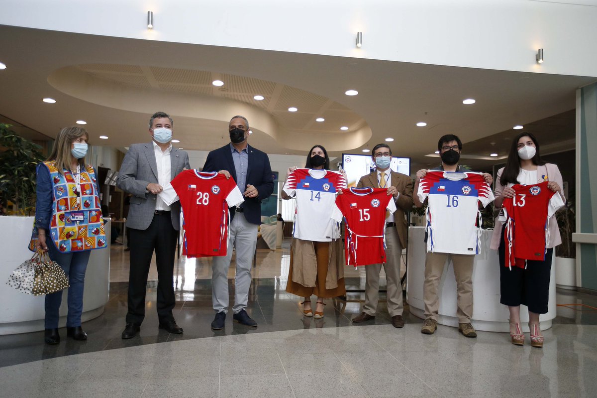 LaRoja's tweet photo. 🇨🇱🤗 #LaRoja entregó especiales batas a pacientes oncológicos pediátricos del Hospital de Talca 

💪 ¡La camiseta de Chile siempre en el ♥️! 

👀 Los detalles 👉 https://t.co/hJvYur6mjX

#VamosLaRoja #VamosChile https://t.co/joQQrw0D8G