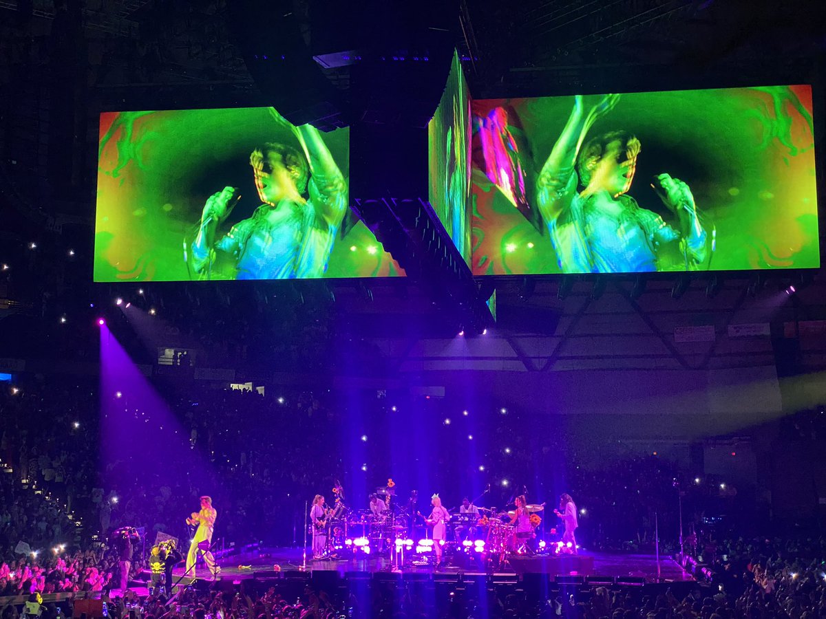 tewsdey's tweet photo. “i can’t remember the last time i had this much fun”
“that was one of the best nights of my life”
– direct quotes from two of my best friends, who had their first harry show last night at the tacoma dome. sharing that experience with them made a special night even more magical 💖 https://t.co/ECHHQC9F6w