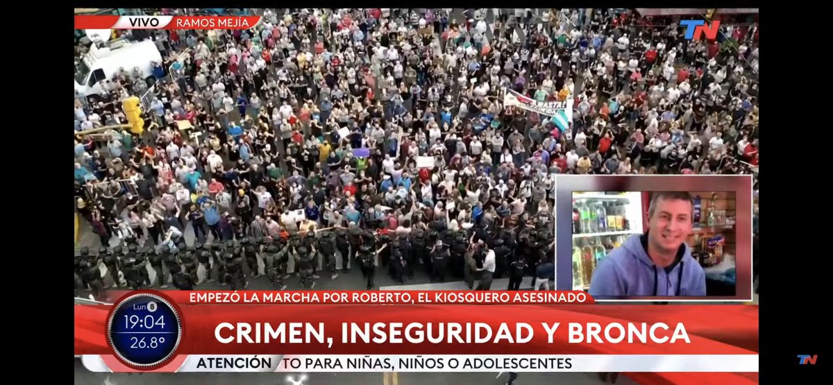 ncastrovillari's tweet photo. Un país dado vuelta y totalmente ilógico es esto. 

Que 30 tipos te puedan cortar la 9 de julio ante la mirada de la policía, pero que vecinos no puedan llegar a la puerta de una comisaría a reclamar justicia por un asesinato de un laburante. https://t.co/1ng5fsovy0