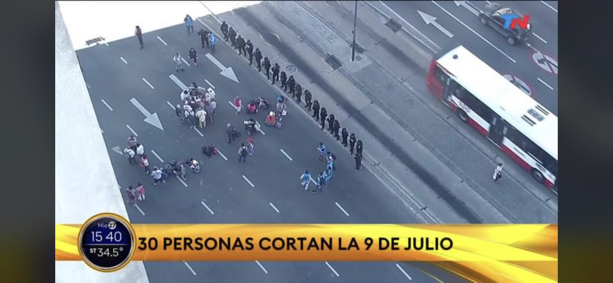 ncastrovillari's tweet photo. Un país dado vuelta y totalmente ilógico es esto. 

Que 30 tipos te puedan cortar la 9 de julio ante la mirada de la policía, pero que vecinos no puedan llegar a la puerta de una comisaría a reclamar justicia por un asesinato de un laburante. https://t.co/1ng5fsovy0
