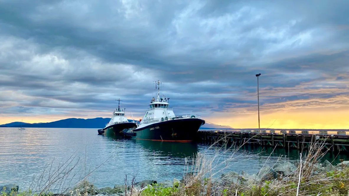 FossMaritime's tweet photo. The versatile Foss tractor tugs, the Lindsey Foss and Garth Foss. The Lindsey was built in 1993 and the Garth was built the following year. The Lindsey and Garth have a commanding presence when working the waterways of the Puget Sound region. 
📸: Sean O'Grady
#fossmaritime https://t.co/ieV6rifJn9