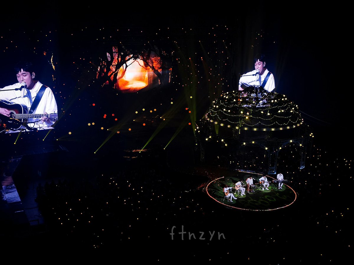 notyourwinda's tweet photo. The most beautiful stage that DAY6 ever have. #Scentographer, please make this stage comeback π₯Ίβ¨ https://t.co/hUU0bOt9MW