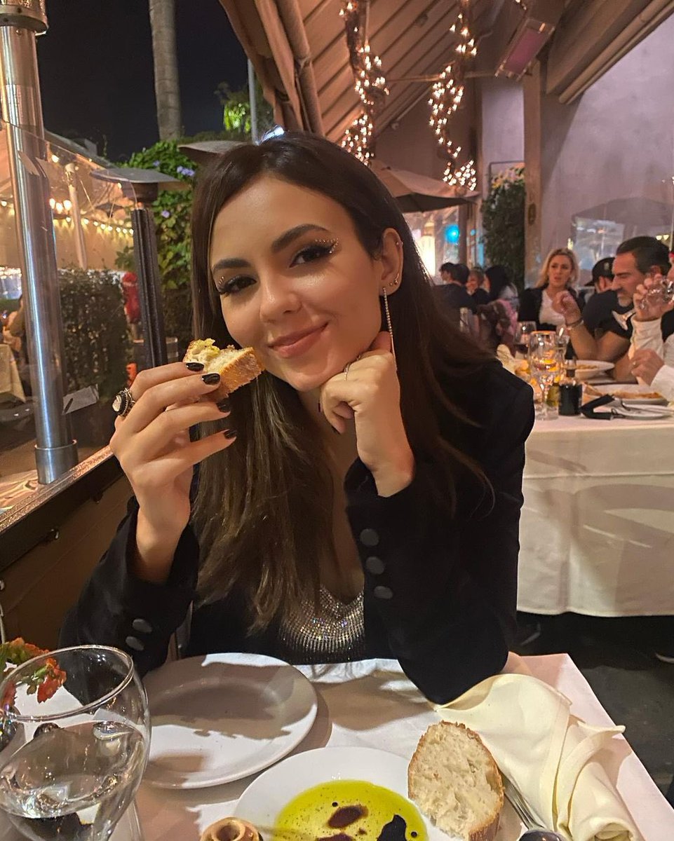VictoriaJustice's tweet photo. Scenes from last week 🙂 https://t.co/35PecFfZYg