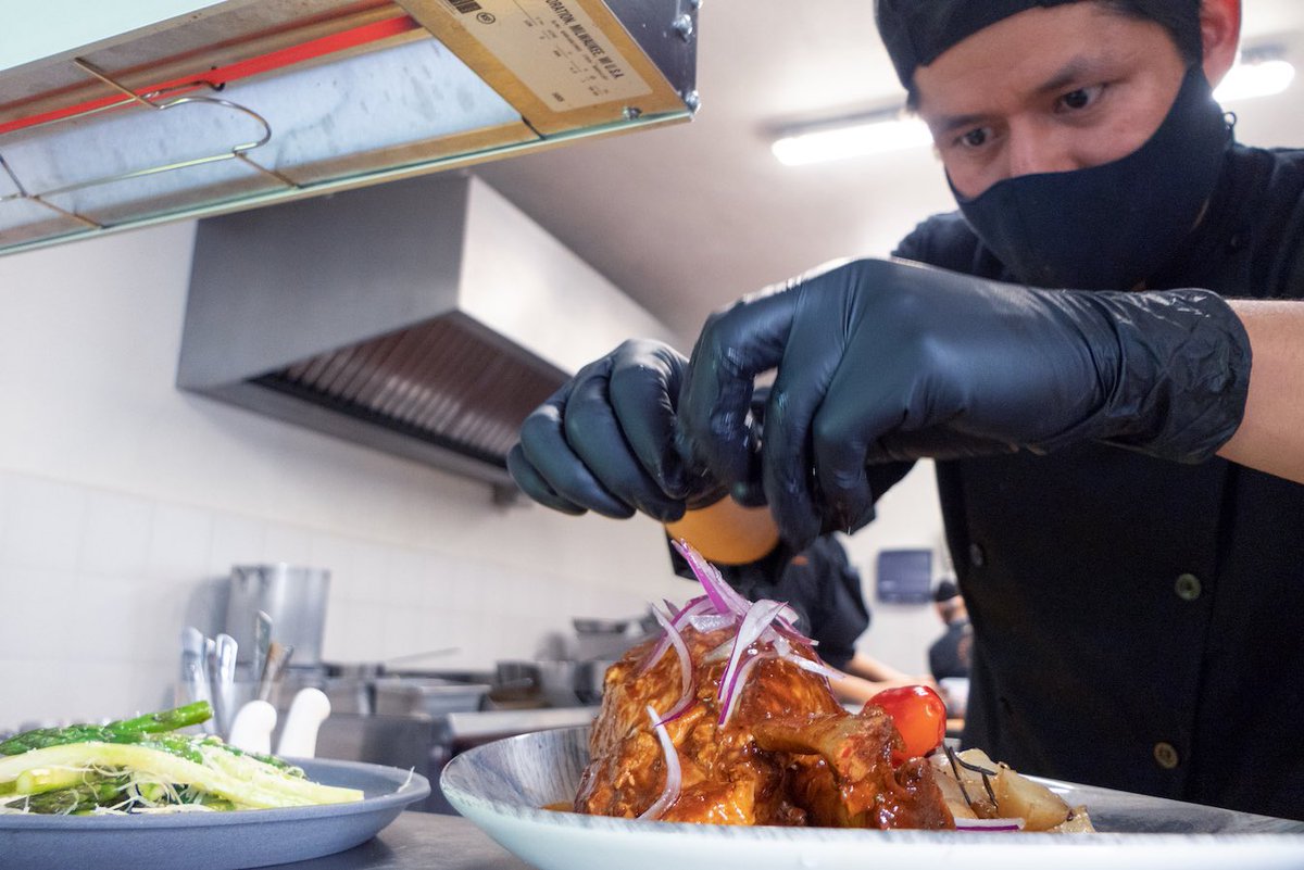 Si nos has visitado sabes que cuidamos cada detalle para hacer tu visita inolvidable y todo comienza desde la cocina donde nuestro equipo pone todo su corazón en preparar los mejores platillos para ti ✨🙌🏼 Te esperamos de jueves a domingo de 1-7 pm.