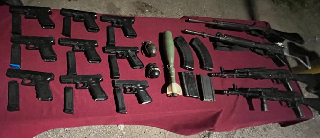 ELESPINITO's tweet photo. #ElMalony Entre lo incautado a la banda de El Malony, abatido la madrugada de este lunes, figura una granada de mano y otra de fusil https://t.co/DuyOIO30ie