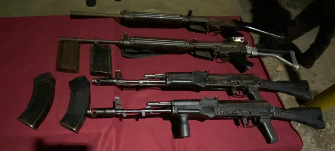 ELESPINITO's tweet photo. #ElMalony Entre lo incautado a la banda de El Malony, abatido la madrugada de este lunes, figura una granada de mano y otra de fusil https://t.co/DuyOIO30ie