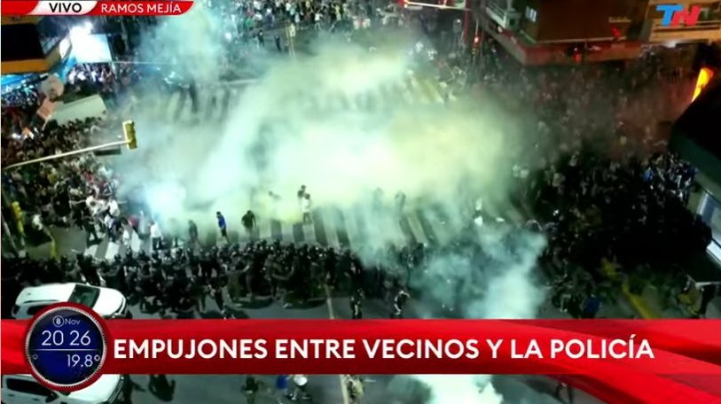 therealbuni's tweet photo. Policía cuanto te pide que lo banques con el aumento de sueldo // policía cuando les pedís que hagan su trabajo y te defienda https://t.co/V9t7dynBSD