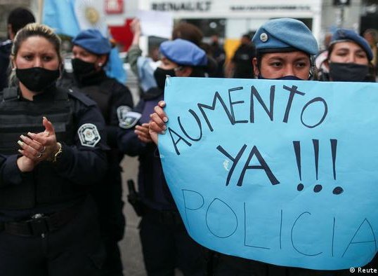 therealbuni's tweet photo. Policía cuanto te pide que lo banques con el aumento de sueldo // policía cuando les pedís que hagan su trabajo y te defienda https://t.co/V9t7dynBSD