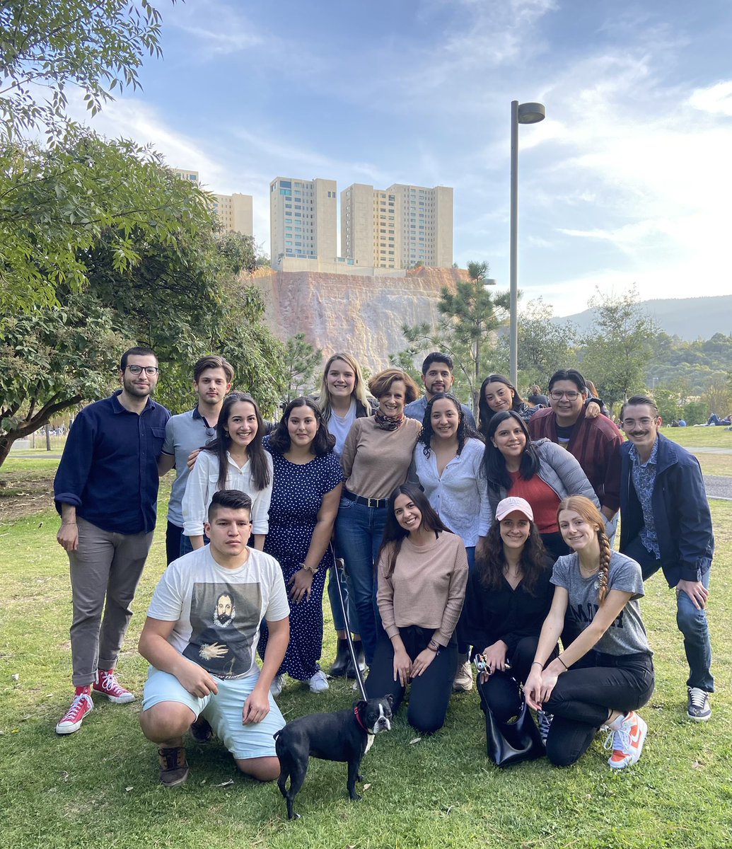 DeniseDresserG's tweet photo. Gracias a mis alumnos de Política y Gobierno de México por una tarde luminosa de parques, plática, pastel, perros y mucho más. Un gusto trascender la pantalla y el cubrebocas, al menos por un rato. ✌️ https://t.co/1uPCt6sh1b