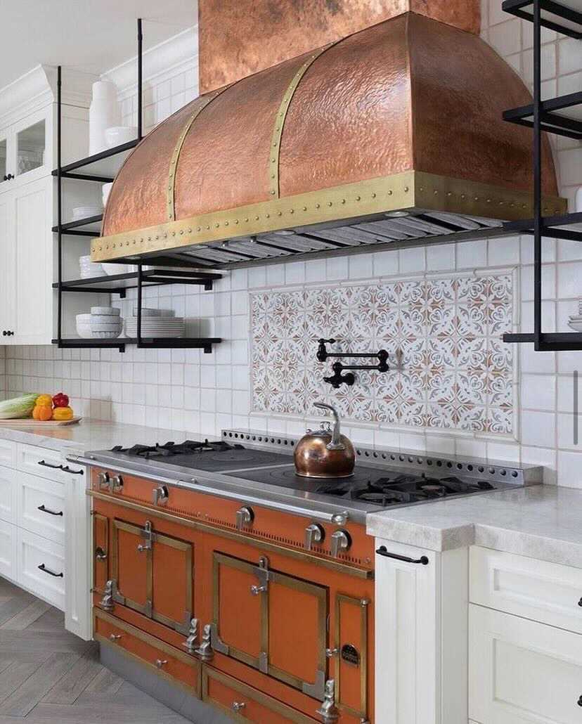 The tonal metallic palette of this <a href="/LaCornue/">La Cornue</a> kitchen has us feeling all the fall feels.  🍂🧡

Orange you glad to see a subtle way to work a brightly colored range? The brass trim and copper hood here all meld together beautifully.

📸<a href="/ErikaHBierman/">erika h. bierman</a>