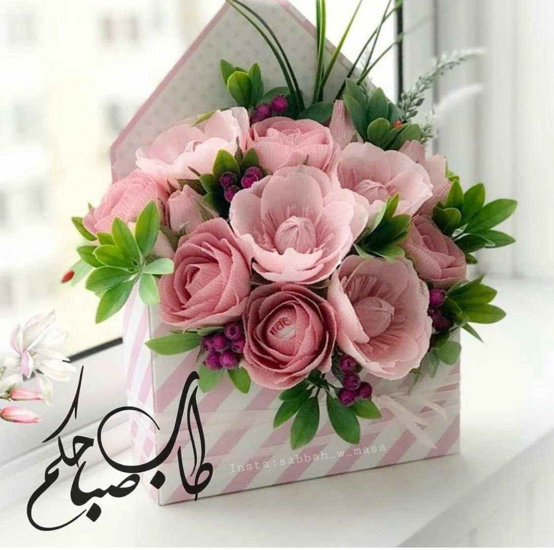 أحالُك يا حبيبي مثلُ حالي
يُجَدِّدُ عهدَنا مَرُّ الليالي

وما مِن ساعةٍ تَمضِي وإلّا
أراك على بِساطٍ مِن خيالي

وأذكر مِن حديثِك ذكرياتٍ
تُرَوِّيني مِن العذبِ الزُّلالِ

وتُذهِبُ وَحشةً سكنَتْ فؤادي
وتَعقدُ عُقدةَ السِّحرِ الحلالِ ..

#اسطول_زعماء_تويتر