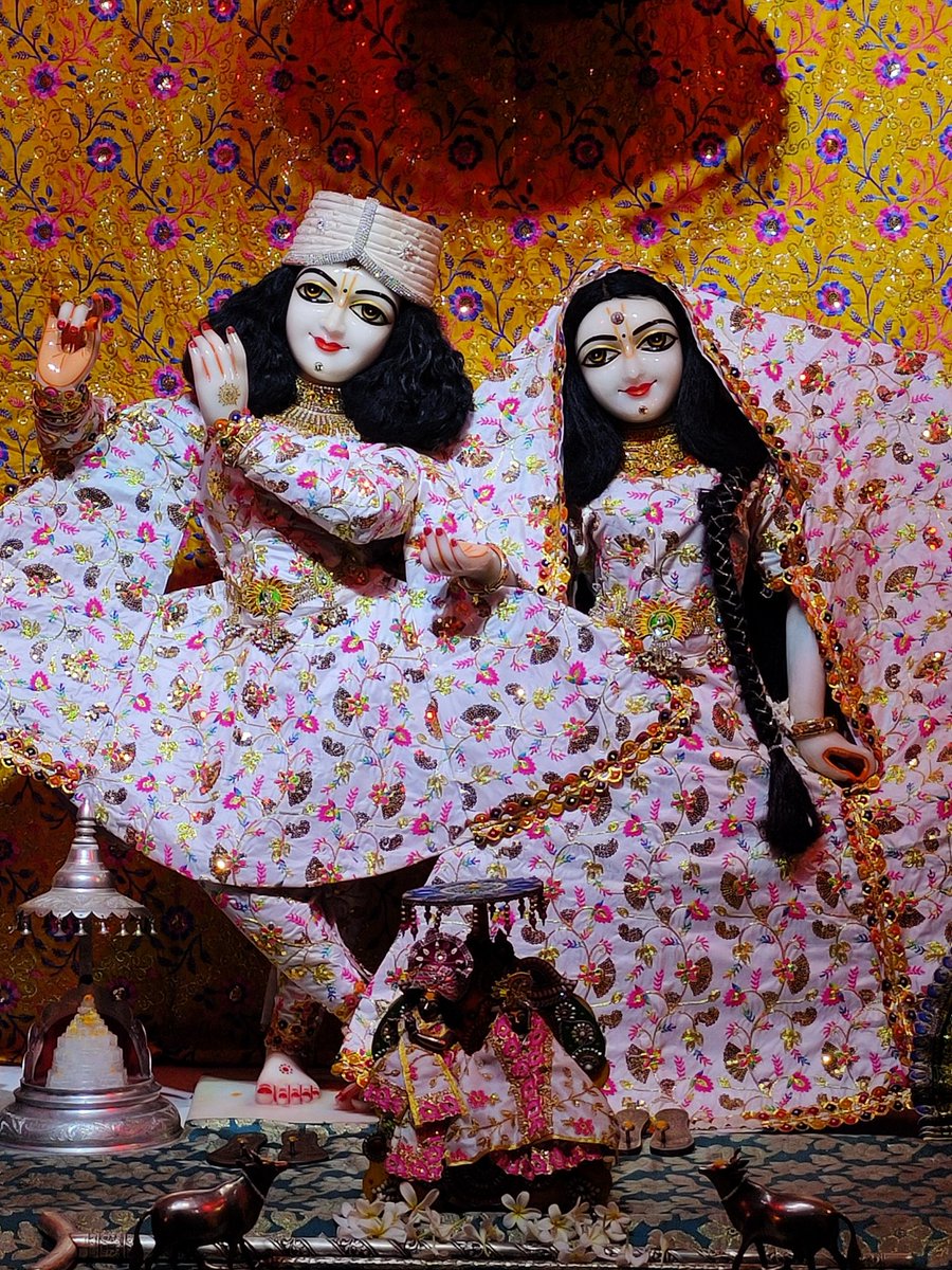 Priyakant_Ju's tweet photo. 09/11/2021 आज ठा. श्री #प्रियाकान्त जू भगवान के #मंगला #दर्शन प्रियाकान्त जू मंदिर #वृन्दावन 

।। राधे राधे बोलना पड़ेगा।। 

#DnThakurJi #vssct #vsscm  #VssctOnline #thakurji #priyakant_ju #vrindavan #Darshan
#PriyakantJuMandirVrindavan
#प्रियाकांत_जु_मन्दिर_वृन्दावन https://t.co/6FqKnKYM5I