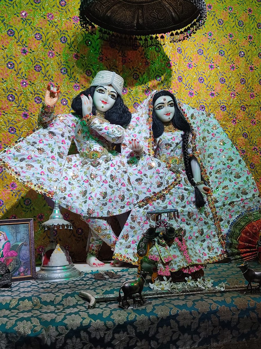 Priyakant_Ju's tweet photo. 09/11/2021 आज ठा. श्री #प्रियाकान्त जू भगवान के #मंगला #दर्शन प्रियाकान्त जू मंदिर #वृन्दावन 

।। राधे राधे बोलना पड़ेगा।। 

#DnThakurJi #vssct #vsscm  #VssctOnline #thakurji #priyakant_ju #vrindavan #Darshan
#PriyakantJuMandirVrindavan
#प्रियाकांत_जु_मन्दिर_वृन्दावन https://t.co/6FqKnKYM5I