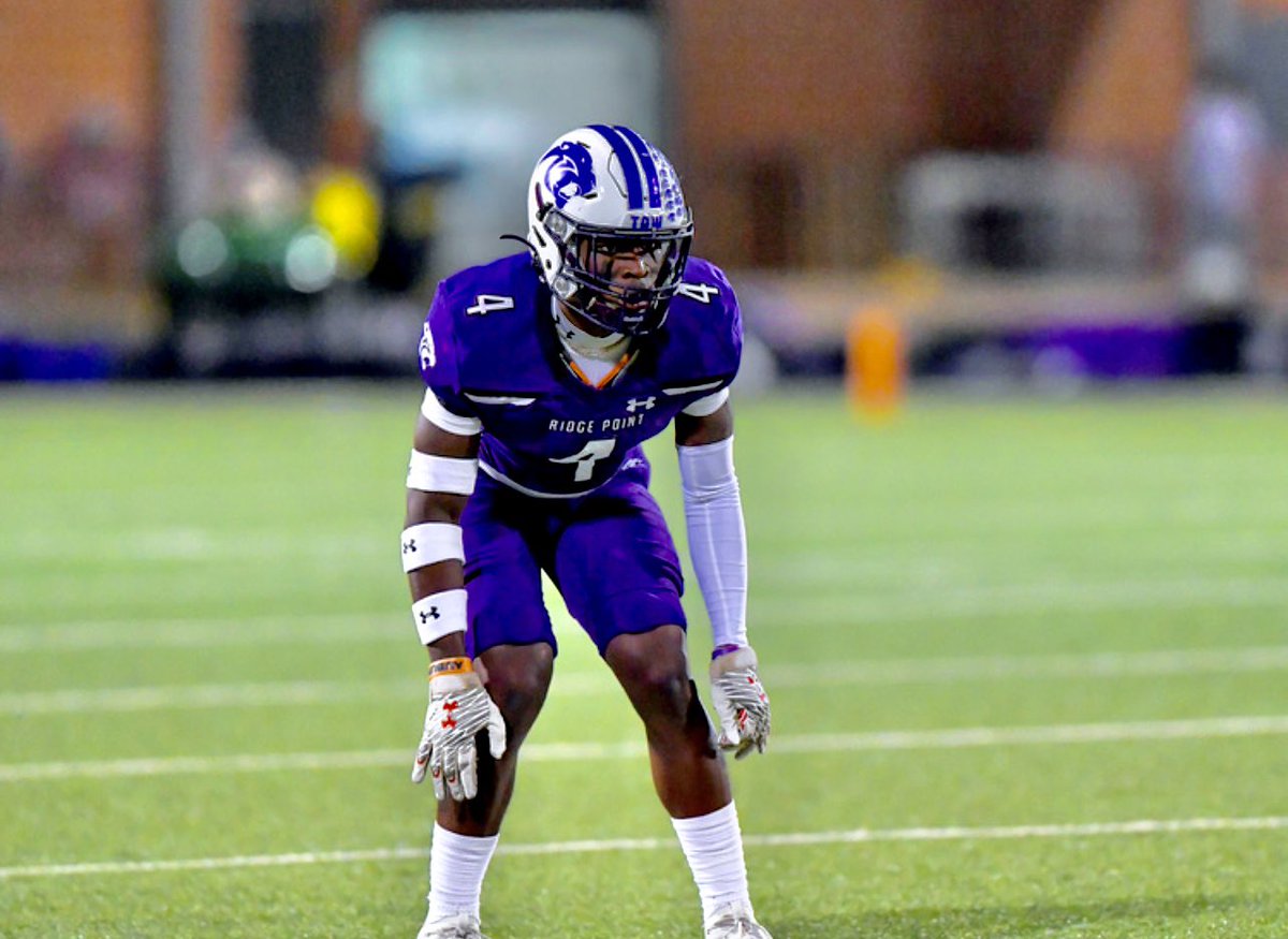 🚨Regular season highlights-
-Hudl link>> hudl.com/v/2GKNhs
-Record(9-1)
-5’10 174
-Defensive back🥷
-5 PBU’s
-2.0sacks
-36 tackles 
#blackshirts