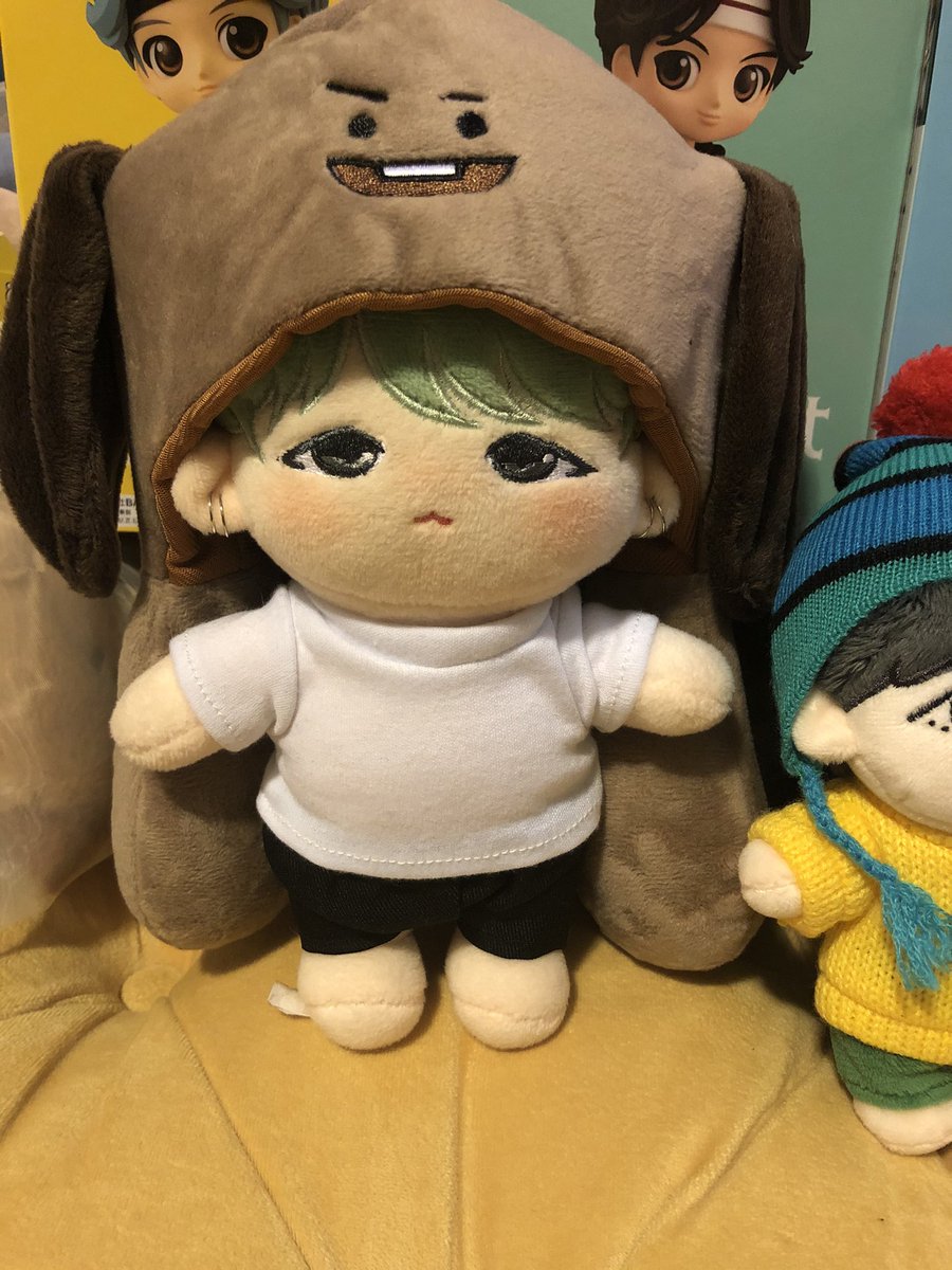 clockworkquick's tweet photo. Thank you so so much to @dwarfs_squad for the adorable palm babies and the extra goodies from the giveaway!! I was beyond excited to receive a little Yoongi😍 and of course I love little Joonie too! They fit right in.😊 https://t.co/4z2pFIEK5Y