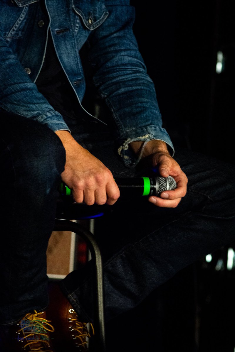 kunerksterphoto's tweet photo. Hands…Mic…Knees https://t.co/TfRomgesdH