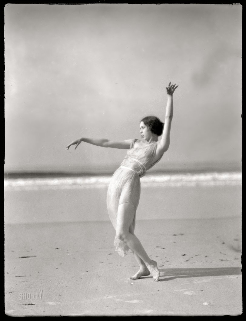 Shorpy's tweet photo. July 16, 1923. Long Island, New York. "Severn, Margaret, Miss." The dancer Margaret Severn (1901-1997). 4x5 inch nitrate negative by Arnold Genthe.

https://t.co/8UN0M84gXI https://t.co/0iahtednG0