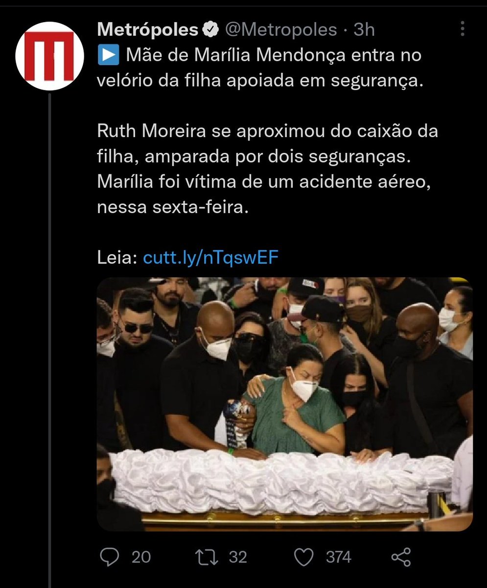 O racismo à brasileira no velório de Marília Mendonça. Negro e forte, o homem que aparece confortando a mãe da cantora, Ruth Dias, é seu marido; Ele foi identificado como 'segurança' por internautas e imprensa (essa parte não é mencionada na nota...) veja.abril.com.br/blog/veja-gent…
