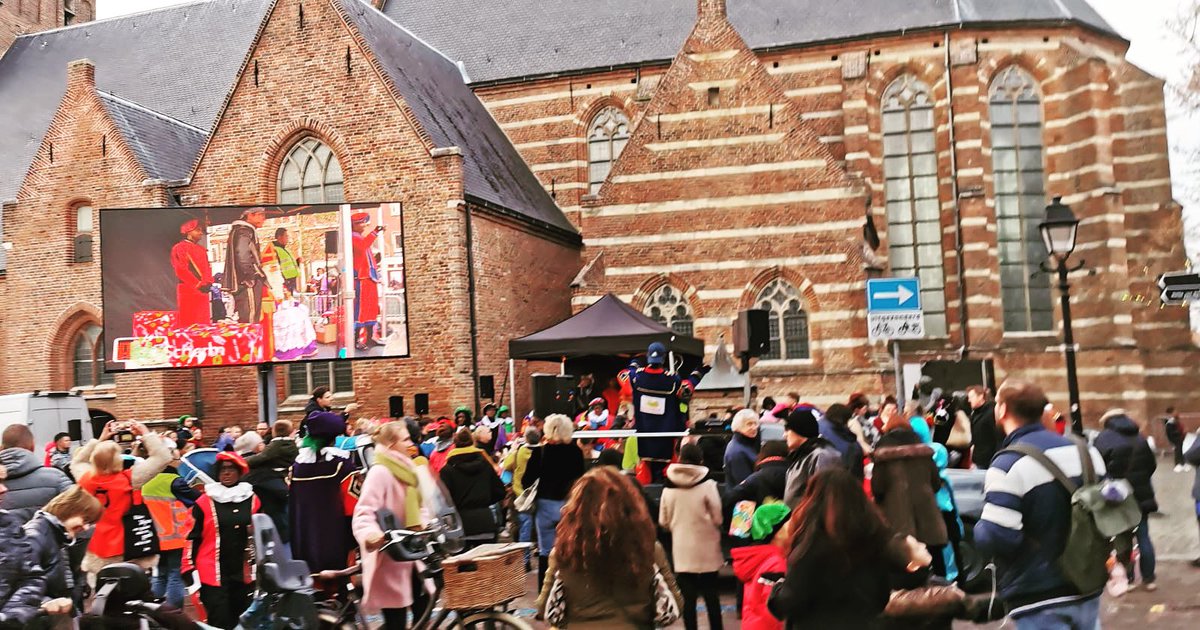 NIEUW! Geluid hadden we al, maar dankzij een LED scherm van 15m2 is het Sint-programma dit jaar in de hele haven ook goed te zien. Komt dat zien a.s. zaterdag! 🎦