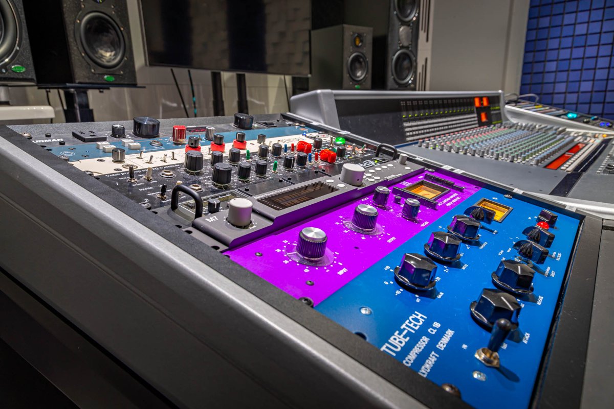 Looking for a full-service studio in Los Angeles that has some of the best gear?

Book this popular studio that includes an engineer with each session starting at $100/hr on <a href="/studiotimeio/">Studiotime</a>
 
studiotime.io/l/pro-audio-la…
