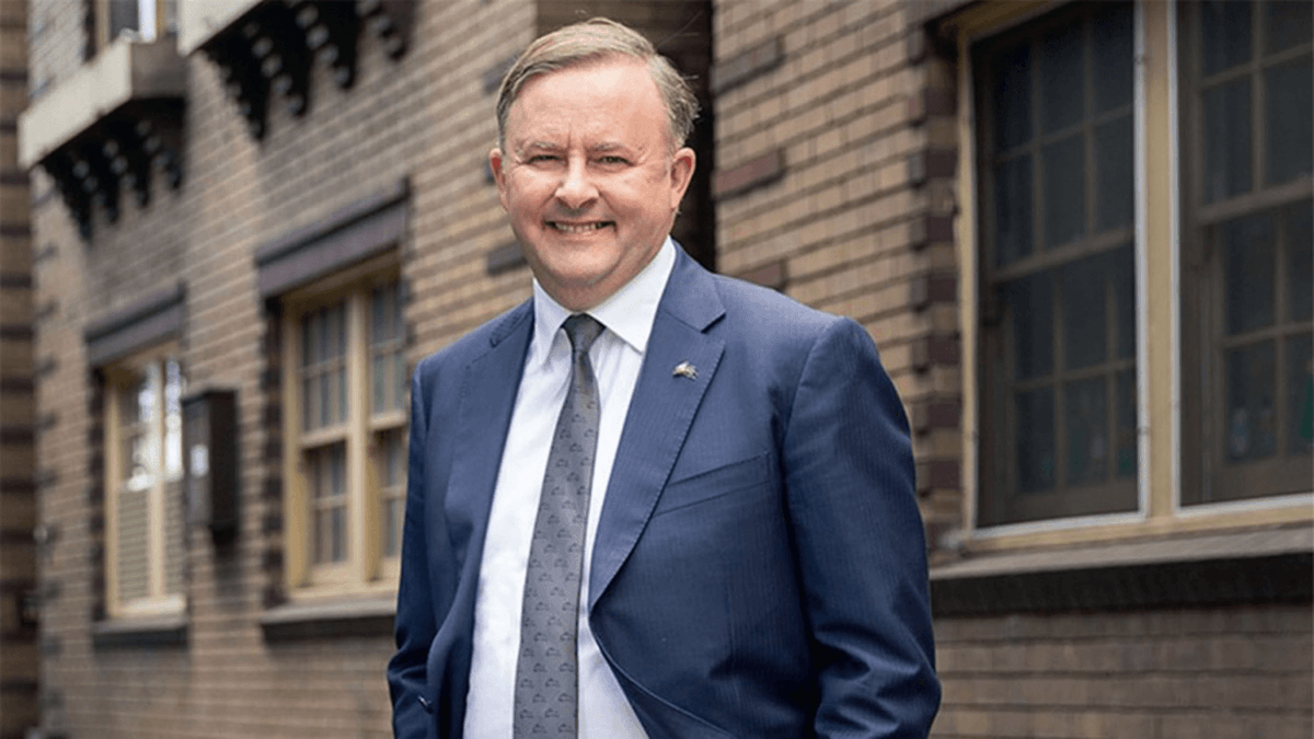 last_jones's tweet image. When a man like this studied hard and looked after his sick mother by himself and lived in a council house. he has lived a life like most people. and he has shown he has compassion for others. he has my vote.