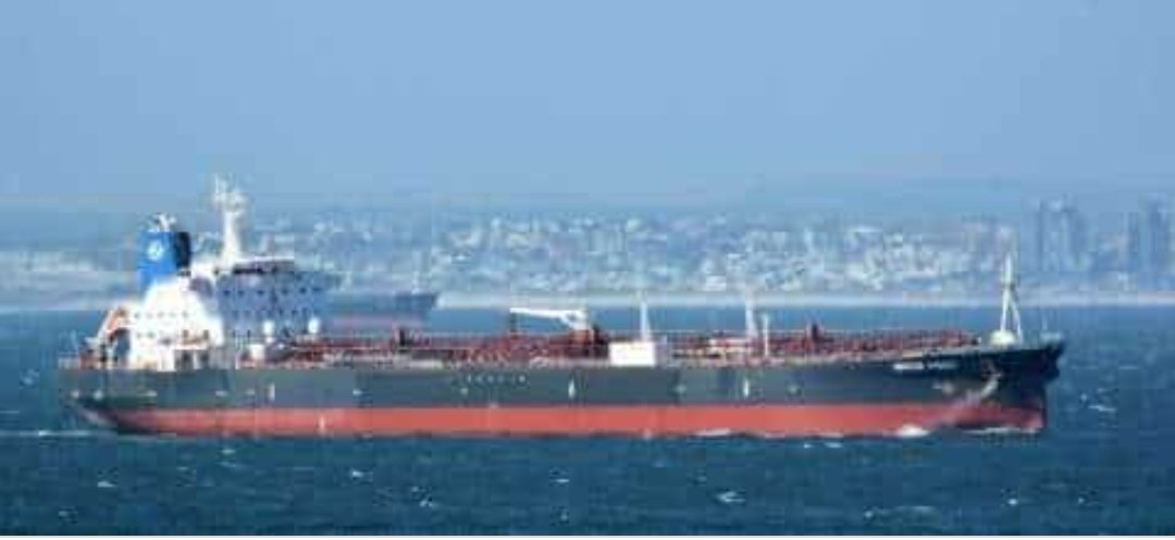 sulorammohan's tweet photo. https://t.co/6rFNb2wXg2 #HippoSpirit was anchored 13 nautical miles off the #ColomboHarbour n requested fresh water on humanitarian grounds. Ship left on the 8 after a 13-hour stay and declared they were leaving for the high seas. #fertilserfiasco #QuingdaoSeawin #SriLanka https://t.co/wIGoy4T3xX
