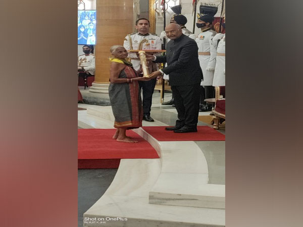 ani_digital's tweet photo. 'Encyclopedia of forest' Tulsi Gowda receives Padma Shri 

Read @ANI Story | https://t.co/LLxAesKkcu
#Padmashri #PadmaAwards https://t.co/NL19a6MRcQ