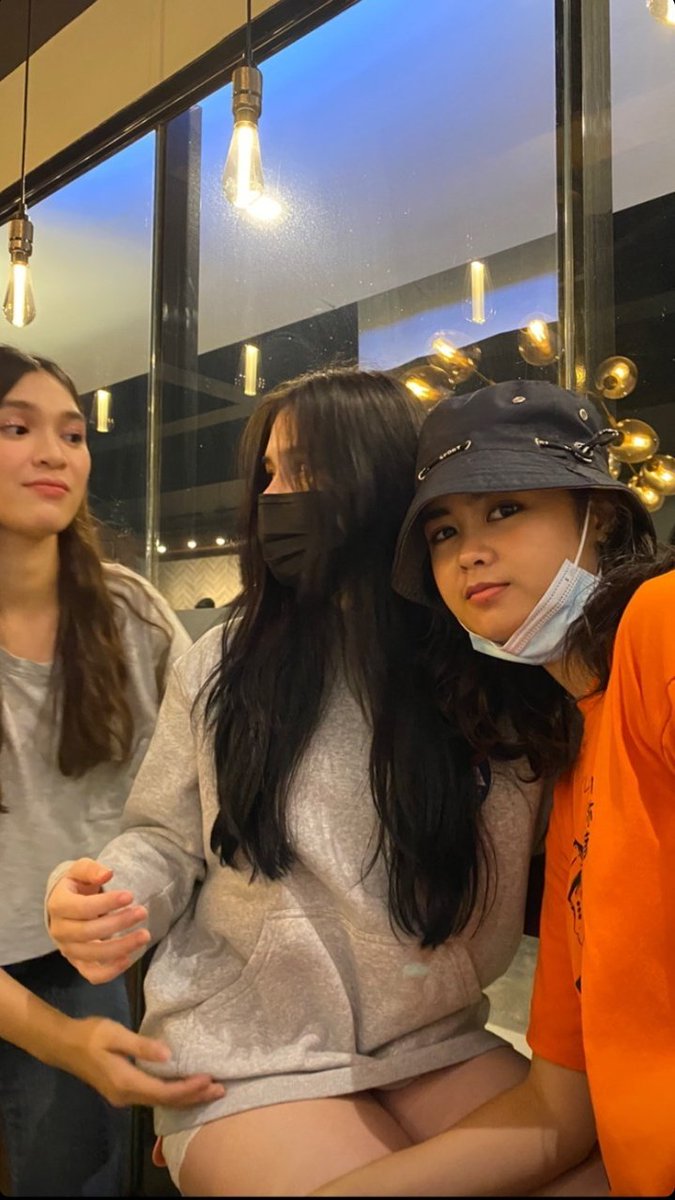 spicybilat's tweet photo. "Alam nyo bang dami ko talagang girlfriend sa MNL?"

 "Gusto nyo makita yung isa?"

"Sabihin mo nga, oo master."

"Mamaya papakita ko pagkatapos ng live."

After her kumu live last night, she posted this pic on her ig story. Ngayon ko lang nareliazed😂

#MNL48Ella 
#GiaPhant https://t.co/0MEsMLOrCp