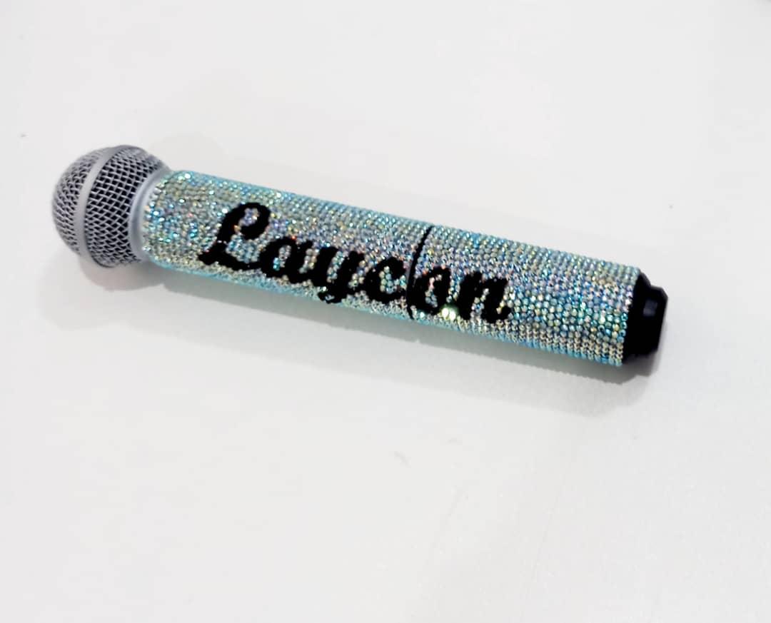 Laycon_kanbai's tweet photo. Una go soon begin beg Laycon to allow this Mic rest 🤣🤣🤣🤣🤣🤣🤣🤣🤣🤣 he will do to this mic what he did and still doing with Ghana bag 

What an appreciative soul 💚🙏
AFRORAP KING AT 28
#CelebratingLaycon
#LayconAt28 
#WorldLayconDay https://t.co/mtXDjYrxgg