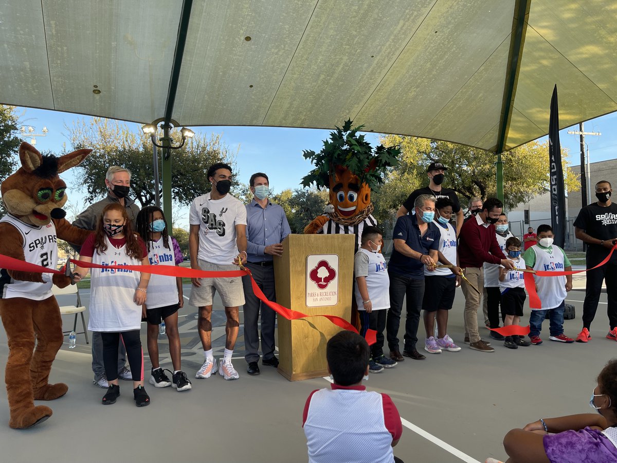 spurs_way's tweet photo. Today Spurs Give, and @SAParksandRec unveiled the first of many renovated @Spurs courts as a part of Play SA! 👏
@zcollins_33 and @Tre3Jones stopped by to celebrate and play basketball with some local kiddos!⛹️
#PorVida #PlaySA https://t.co/IZcCc2WUby