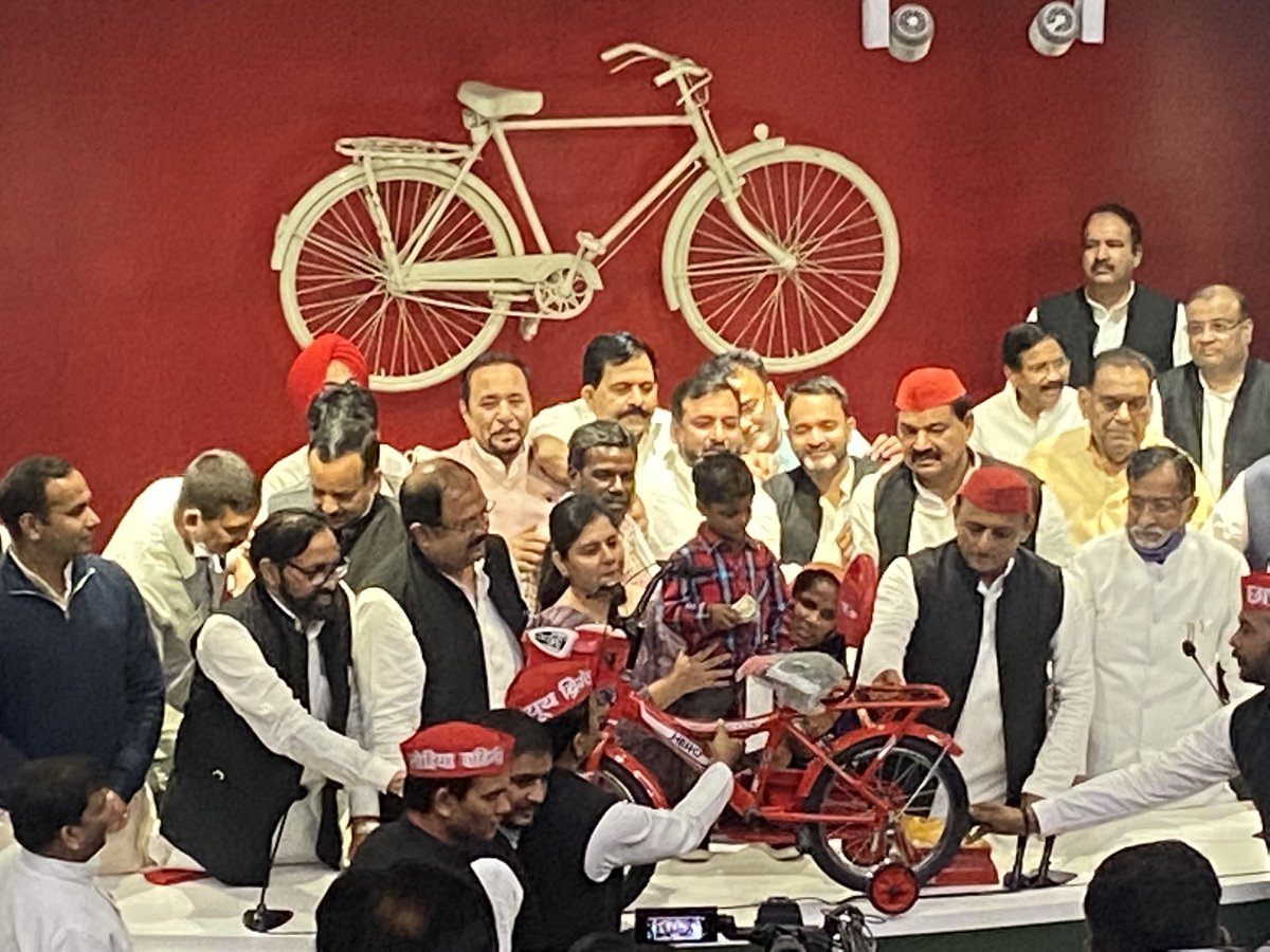 AmanKayamHai_'s tweet photo. Akhilesh Yadav celebrates birthday of ‘Khajanchi’, the child whom Yadav has made the symbol of demonetisation as he was born that day. SP leaders shower him with gifts, including a red tricycle! #UttarPradesh #UPThings https://t.co/8MVlXIUNbA