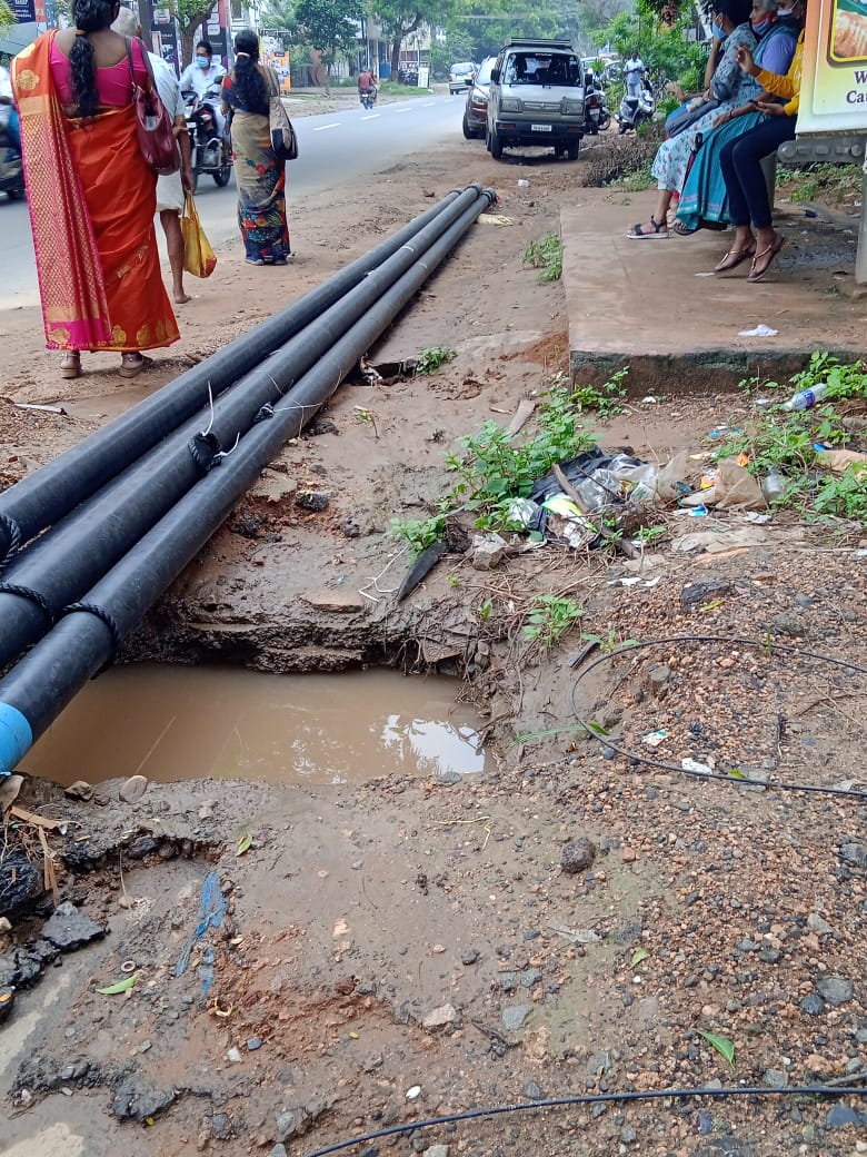 asvntweets's tweet photo. Location: Vadavalli Thiruvalluvar nagar bus terminal. 
Too many puddles in this season and request you to close it as it may  be very dangerous.  

@CbeCorp
 @CorporationCBE
 @rsunkara @CollectorCbe

 #Clean_City_CBE  #Be_the_Change https://t.co/qvi73cTOsM