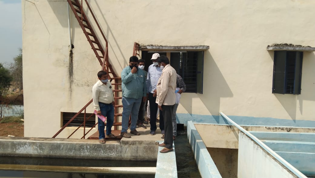mb_telangana's tweet photo. Our #MissionBhagiratha CEs, today Sri G.Chenna Reddy CE sir with SE K.Venkat Ramana , EE  @ 100 days crash program  @  #Weepanagandla and as a part of completion of paper work,Sri V.Srinivasa Rao CE sir with SE K.Ramulu , EEs @ #Hanamkonda .@SmitaSabharwal @DayakarRao2019. https://t.co/p2CRbk9dRm