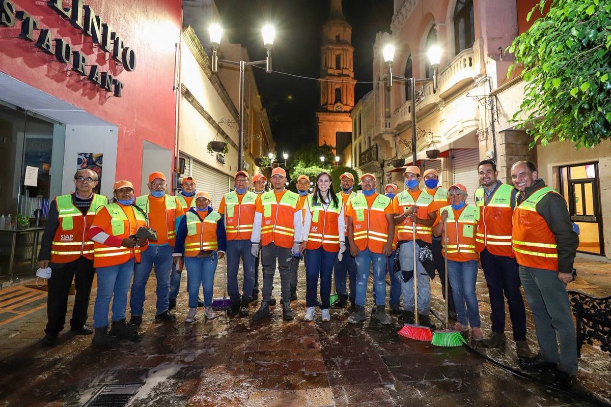 AleGutierrez_mx's tweet photo. Dentro de las acciones 2️⃣4️⃣/7️⃣ y que nos ayudan a ser una ciudad amiga del medio ambiente 🌳, participamos en la limpieza de los portales Aldama e Hidalgo, nuestro objetivo es crear un programa permanente para mejorar la imagen de la zona comercial de nuestro #CentroHistórico. https://t.co/n6Wuezrcqh