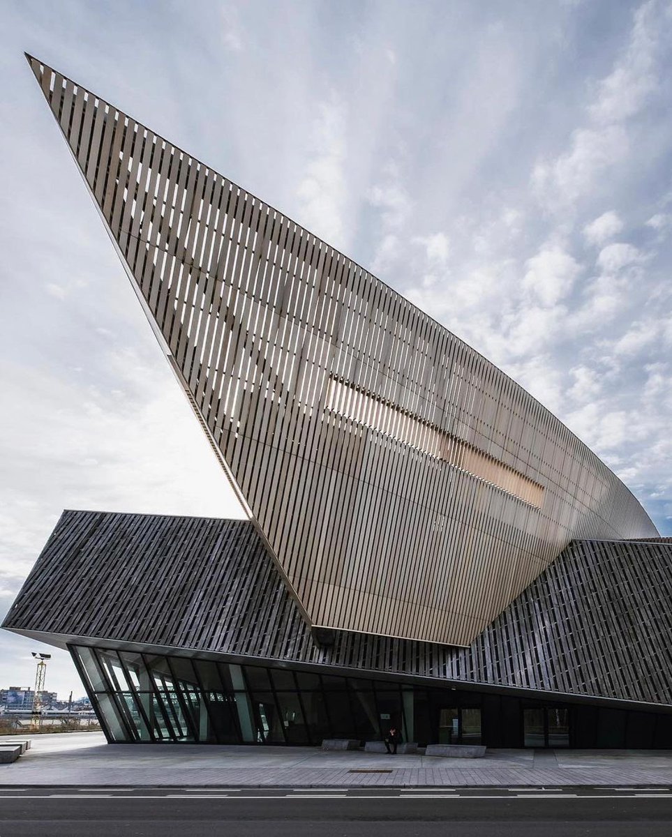 parametricarch's tweet image. Captivating shot by Netherlands based architectural photographer, Vasilmann, from @StudioLibeskind’s Congress Centre of The City of Mons.

Location: Mons, Belgium
📸 Photographer: Vasilmann 

#daniellibeskind #studiolibeskind #design #parametricdesign #parametric