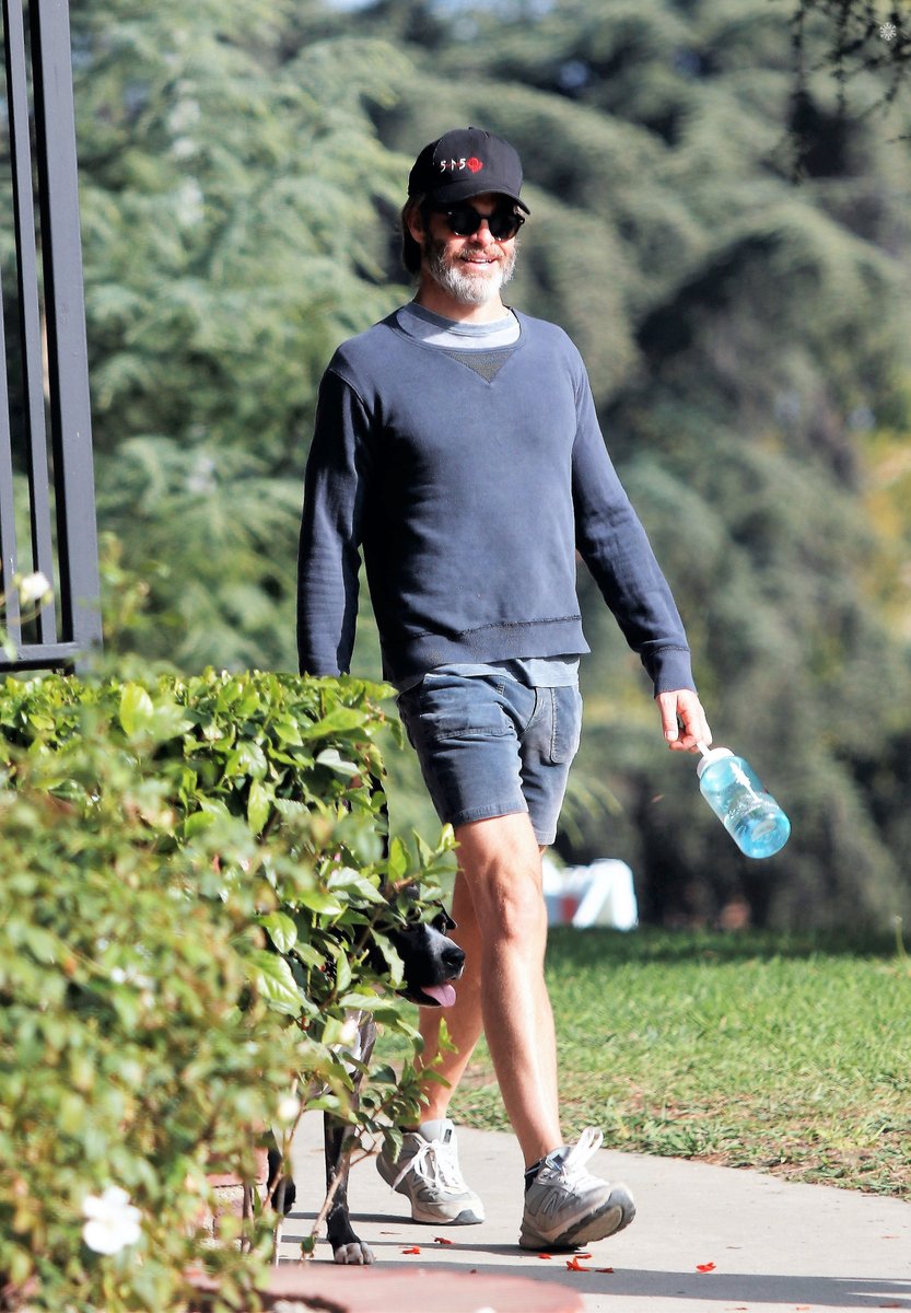 ภาพล่าสุดของคุณลุงคนหนึ่ง ระหว่างพาน้องหมาออกมาเดินเล่นใน LA เมื่อวันที่ 7 พฤศจิกายน
