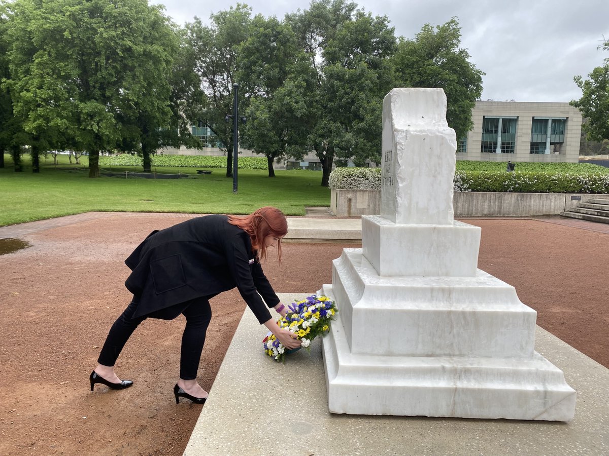 FOVG_AU's tweet photo. Last Friday afternoon, CEO Renee Wilson laid a wreath for the MACVF ACT at the Afghanistan Memorial in the Australian War Memorial. The MACVF plays an important role in connecting the ACT Government to the veteran community, helping shape initiatives, policies and programs. https://t.co/YgyMulMBZd