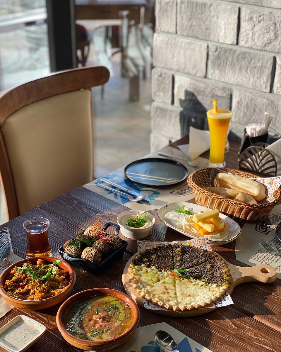 afnan_tjarb's tweet photo. أخيراً ( مطعم لُبنى ) صار عندهم منيو فطور 🍳 
المطعم كبير دورين و المهم أنه تدخله أشعة الشمس 🌞 
بدون موسيقى طبعاً، و موفرين بارتشن للي يحبون الخصوصيه 😍

يفتحون من الساعه 6:00 صباحاً
بجلسات داخليه جميله و خارجيه 🌱 

فطورهم خفيف ولذيذ
ولازم تجربونه 🤩

حي الصحافة📍

#ثريد 👇🏻 https://t.co/SVA4jEzdEL